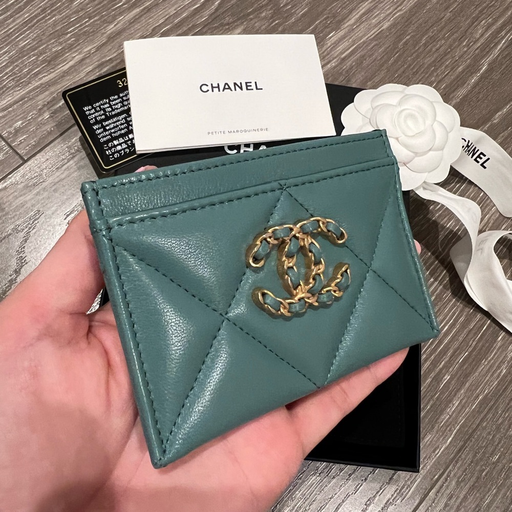 CHANEL Teal Quilted Leather Card Holder with Gold CC Logo - Picture 2 of 7